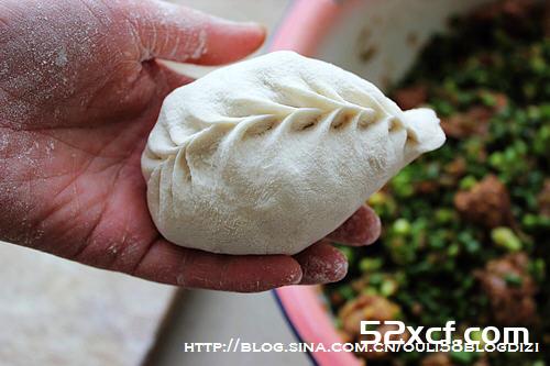 薄软Q弹的槐花烫面包子