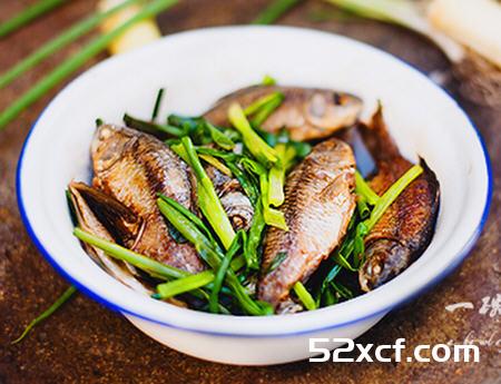 葱油小鲫鱼的做法