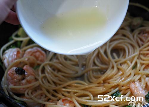 奶油白酱虾意面的做法