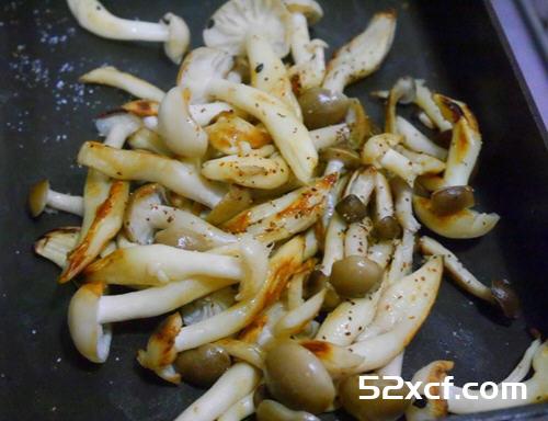 双菇滑鸡盖浇饭的做法