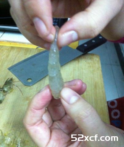 明虾去虾线的方法图解