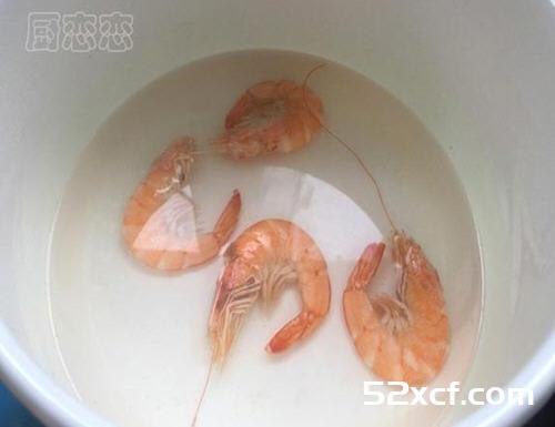 鲜虾煮白菜的做法