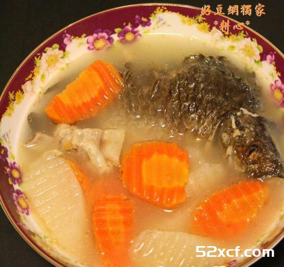 胡萝卜山药鲫鱼汤的做法