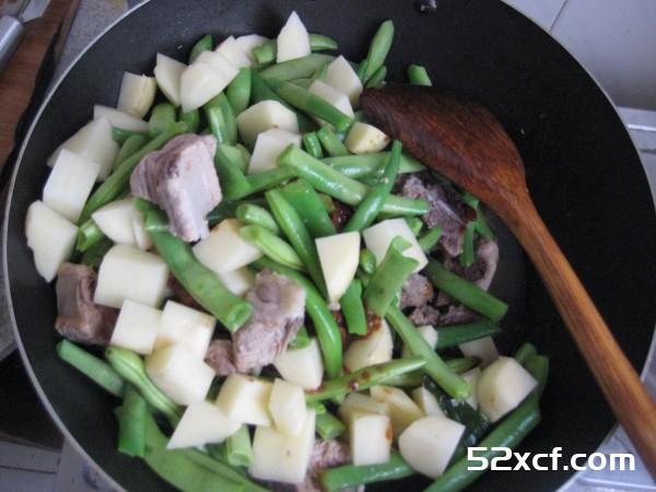 豆角土豆炖排骨的做法