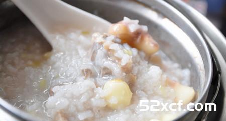 莲香菱角排骨粥的做法
