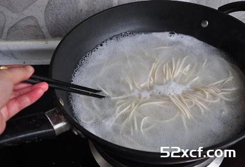 香椿凉拌面的做法