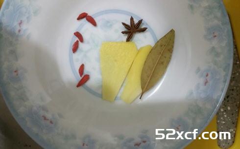 莲藕山药玉米排骨汤电饭煲