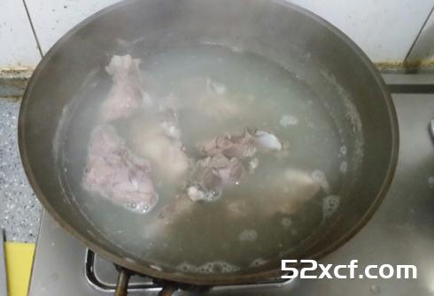 莲藕山药玉米排骨汤电饭煲
