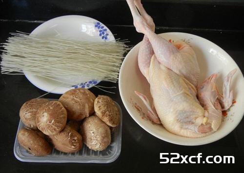 小鸡炖蘑菇砂锅版的做法
