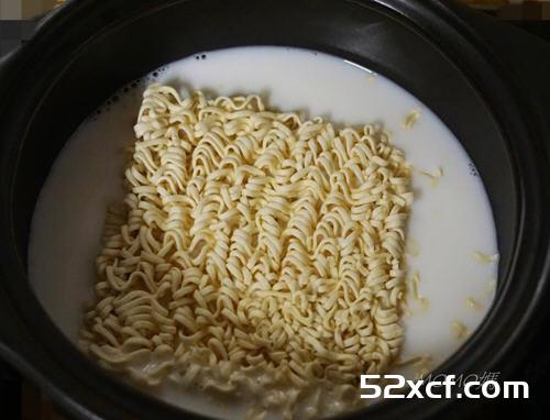 海鲜牛奶面的做法