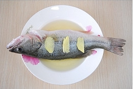 毛尖蒸鱼的做法