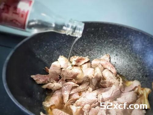 杏鲍菇炒松板肉的做法