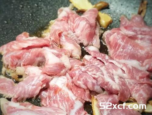 杏鲍菇炒松板肉的做法