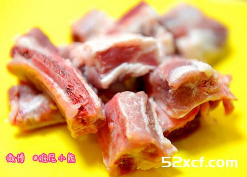 在家用慢火炖出美味营养排骨豆子汤