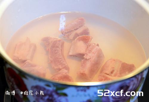 在家用慢火炖出美味营养排骨豆子汤