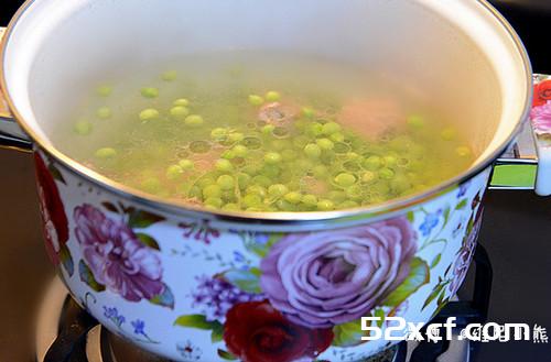 在家用慢火炖出美味营养排骨豆子汤