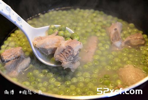 在家用慢火炖出美味营养排骨豆子汤