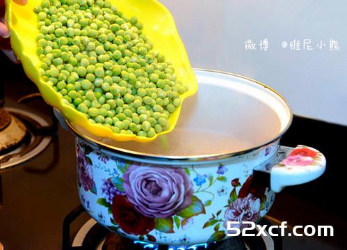 在家用慢火炖出美味营养排骨豆子汤