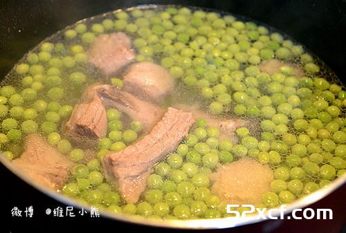 在家用慢火炖出美味营养排骨豆子汤