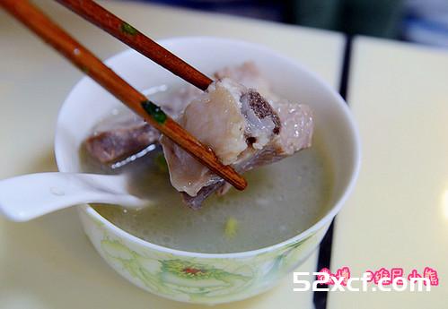 在家用慢火炖出美味营养排骨豆子汤