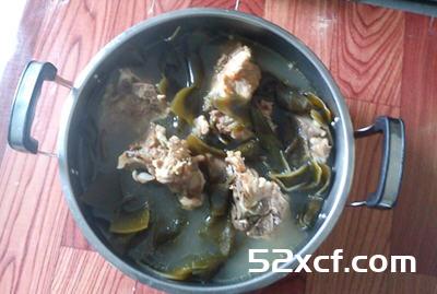 海带结排骨汤的做法