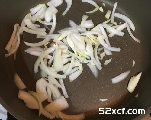 沙茶滑蛋猪肉烩饭的做法