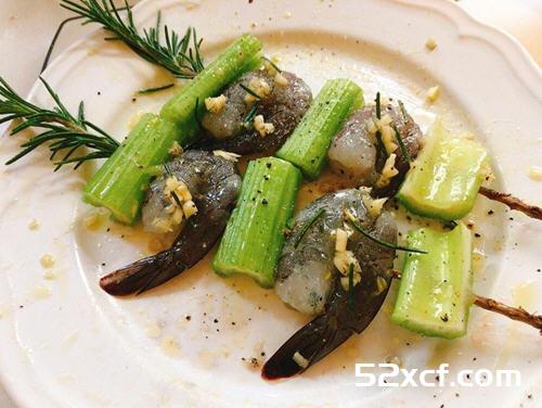迷迭香鲜虾鸡肉串的做法