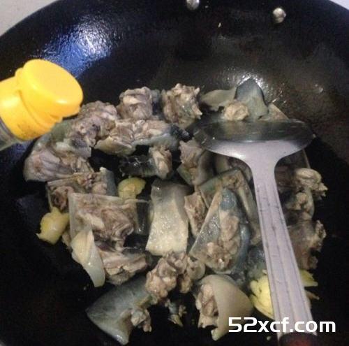 孕妇水鱼煲鸡汤的做法