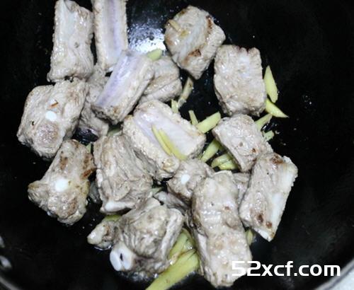 红乳蒜香排骨的做法