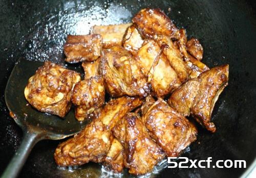 红乳蒜香排骨的做法