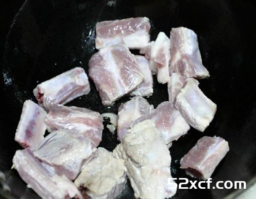 红乳蒜香排骨的做法