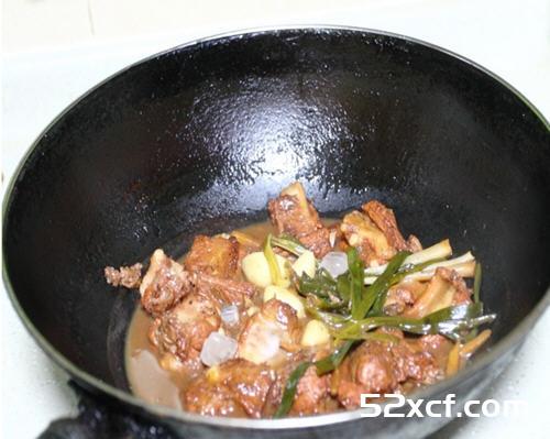 红乳蒜香排骨的做法