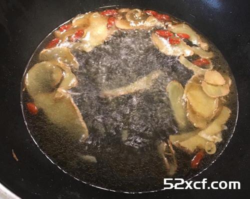 枸杞麻油鸡蛋面线的做法