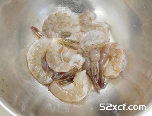 西洋芹腰果炒虾球的做法