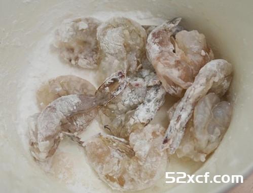 西洋芹腰果炒虾球的做法