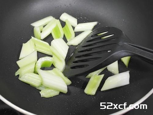 西洋芹腰果炒虾球的做法