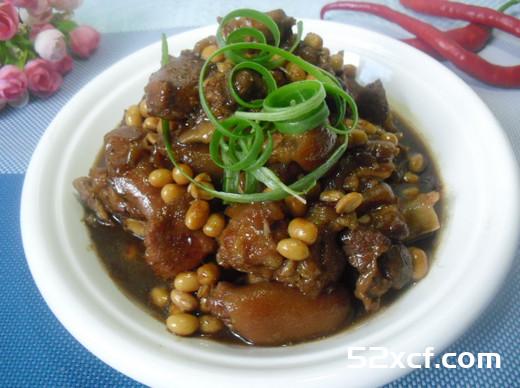 黄豆烧肘块的做法