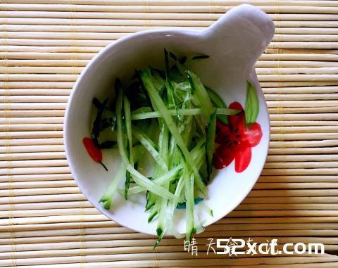 鱼子酱绿茶饭的做法