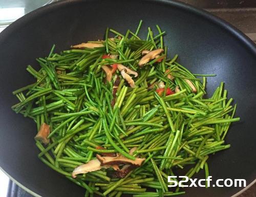 香菇炒水莲菜的做法