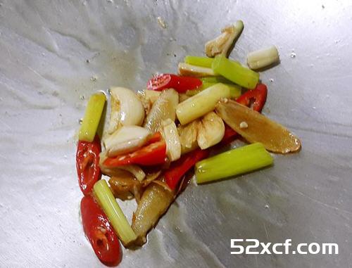 三杯皮蛋豆腐的做法