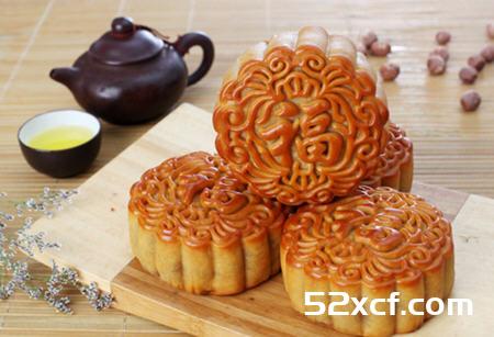 月饼和酸辣粉能一起吃吗？英国小哥吃月饼蘸酸辣粉是什么味道
