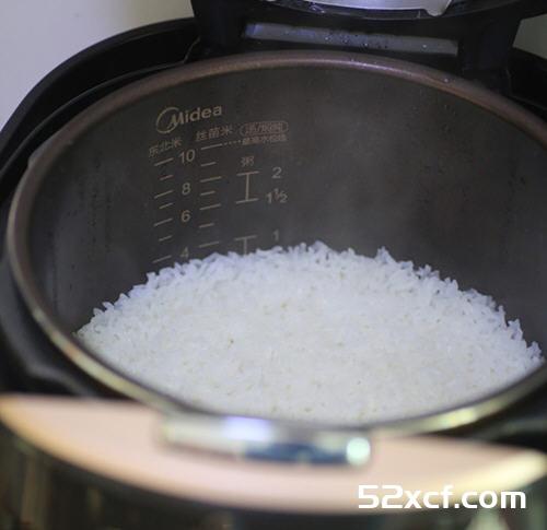 辣椒酱泡菜炒饭的做法