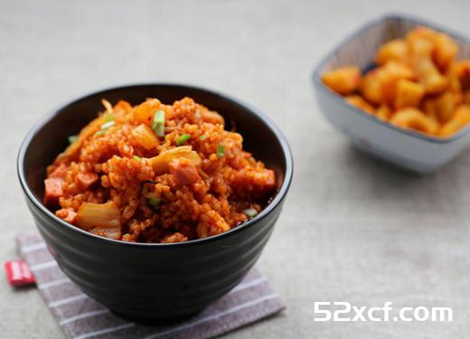 辣椒酱泡菜炒饭的做法