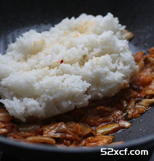 辣椒酱泡菜炒饭的做法