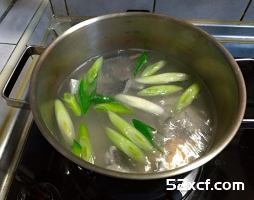 蒜苗鲈鱼清汤怎么煮好喝的制作方法图解-我爱下厨房