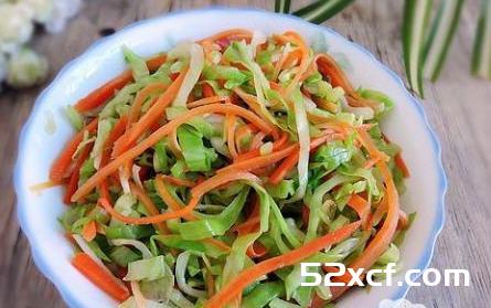 胡萝卜炒包菜的做法
