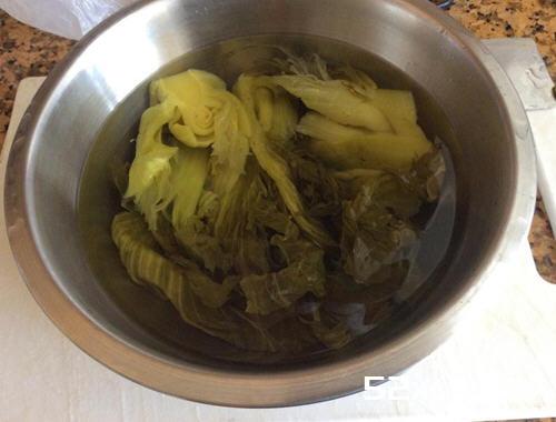 酸菜炒鱿鱼的家常做法