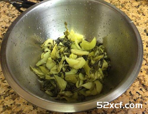 酸菜炒鱿鱼的家常做法
