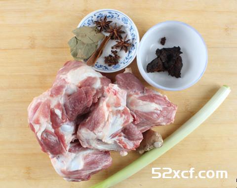 酱香炖棒骨的做法