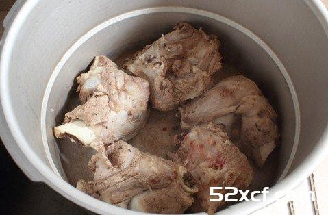 酱香炖棒骨的做法